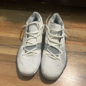 Nike Kyrie Zooms